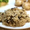 Risotto aux champignons dans une assiette.