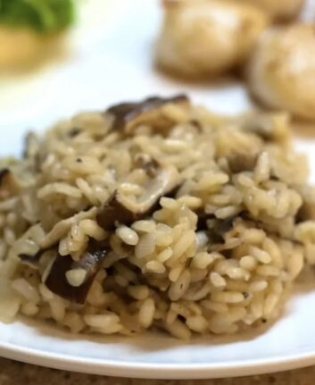 Risotto aux champignons dans une assiette.