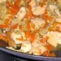 Wok de poulet au chou chinois et carottes