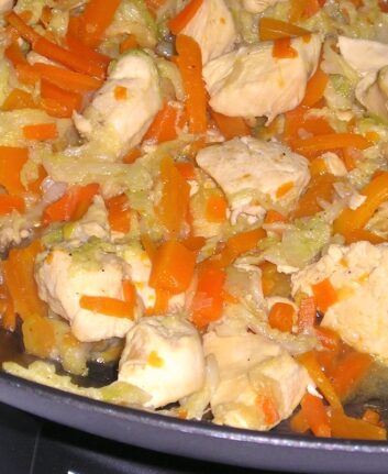 Wok de poulet au chou chinois et carottes