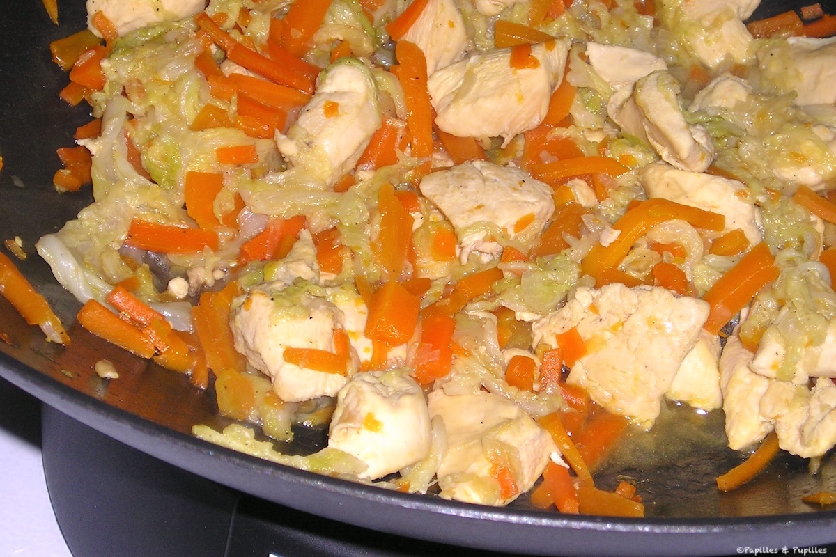 Wok de poulet au chou chinois et carottes, plat asiatique maison simple
