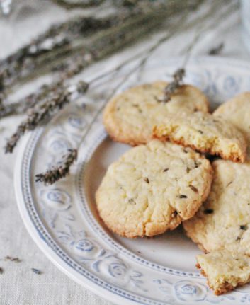 Sablés à la lavande © Lyudmila Mikhailovskaya shutterstock