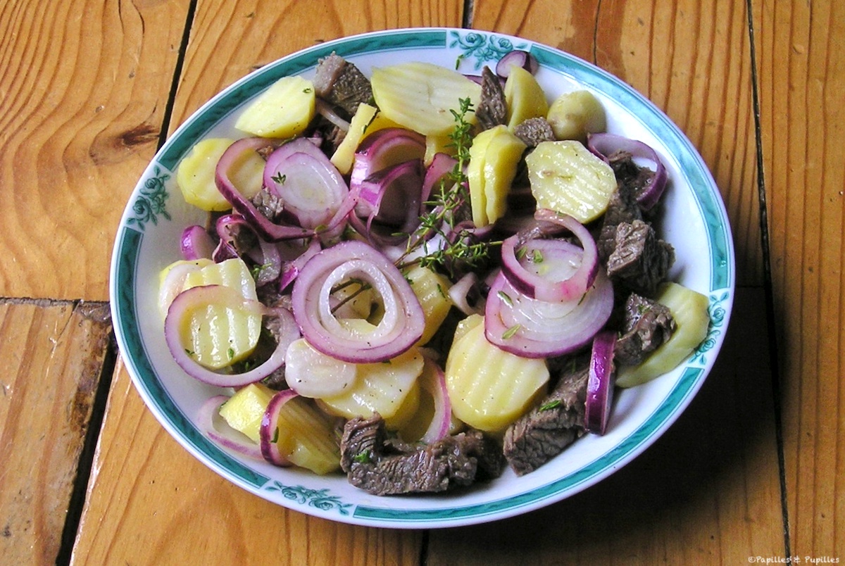 Salade de pommes de terre et oignon rouge
