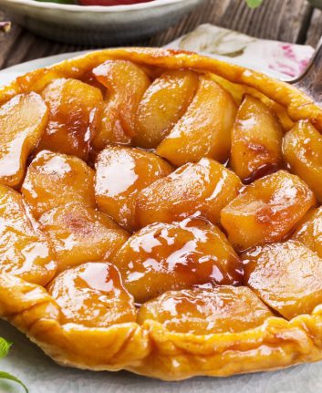 Tarte Tatin aux pommes © hlphoto shutterstock