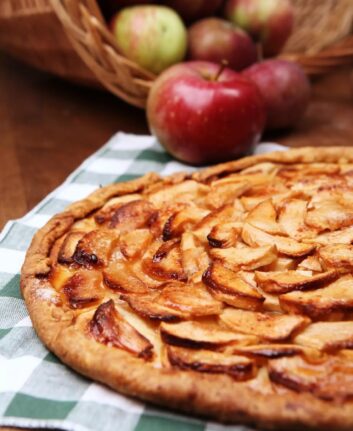 Tarte fine aux pommes © Soloviova Liudmyla shutterstock