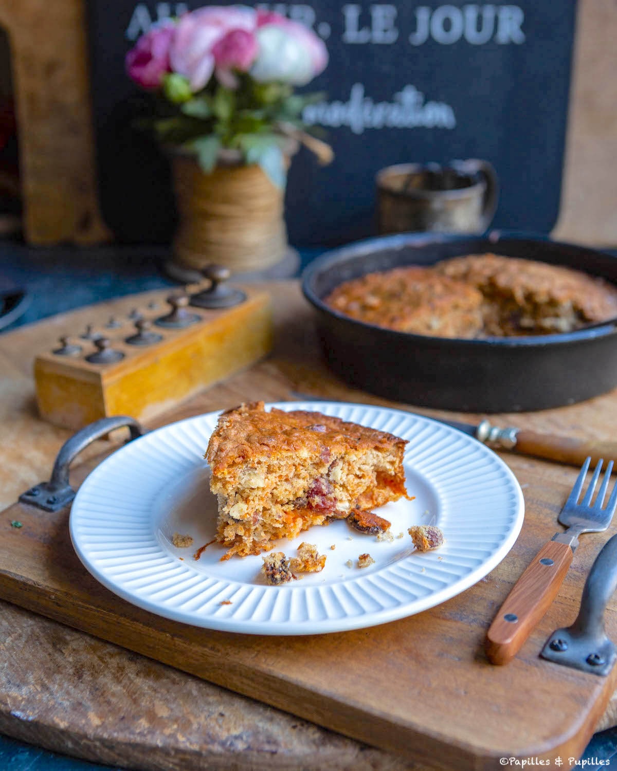 Gâteau aux carottes, raisins et noisettes