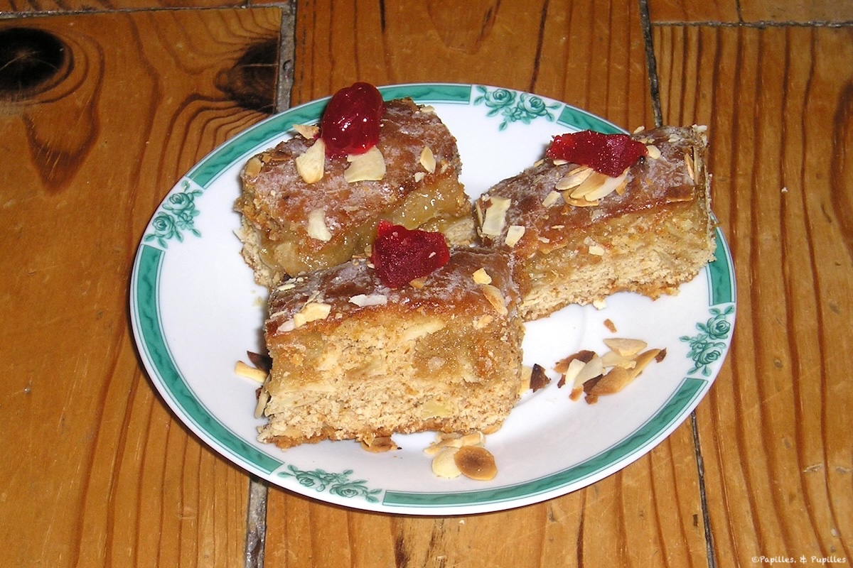 Lebküchen, carrés de pain d’épices allemands glacés, sur une assiette