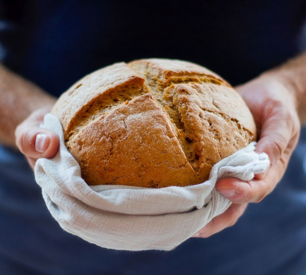 Pain maison croustillant posé sur une table
