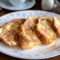 4 tranches de pain perdu dans une assiette