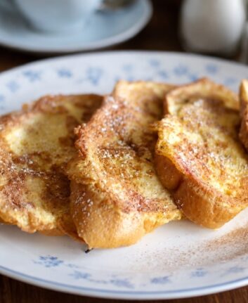 4 tranches de pain perdu dans une assiette