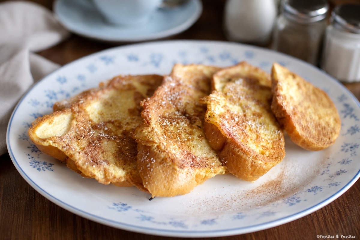 Pain perdu maison doré à la poêle, servi dans une assiette
