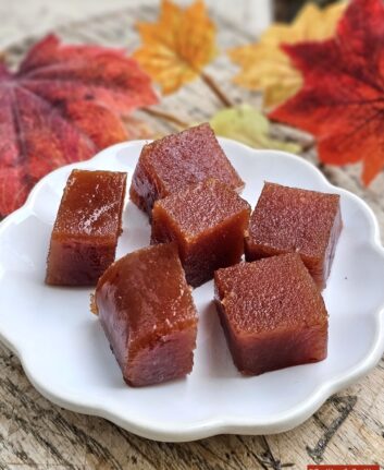 Carrés de pâte de coings dans une petite assiette. Décor d'automne