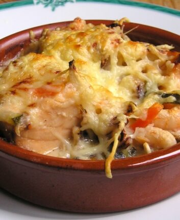 Cassolettes gratinées de Saint Jacques, crevettes et saumon