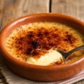 Crème catalane caramélisée dans un ramequin en terre cuite