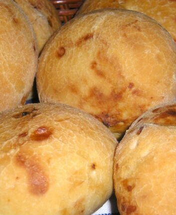 Petits pains aux raisins secs et au romarin