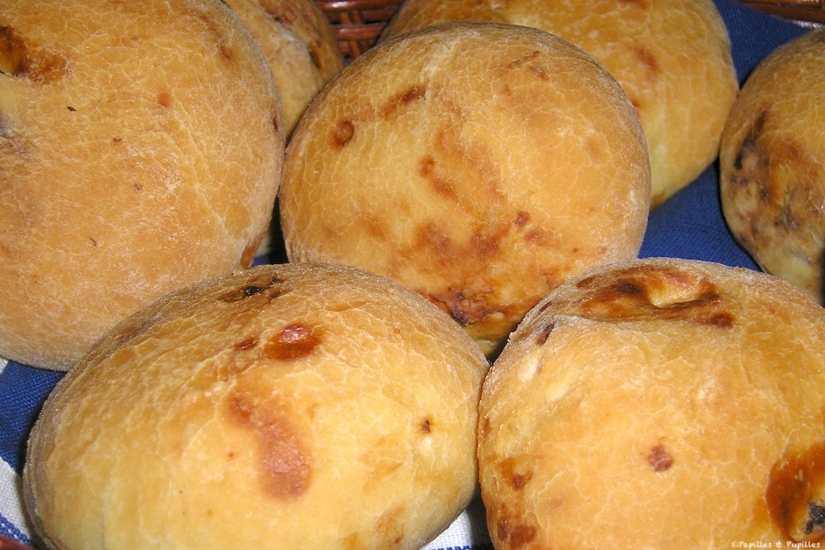 Petits pains aux raisins secs et au romarin