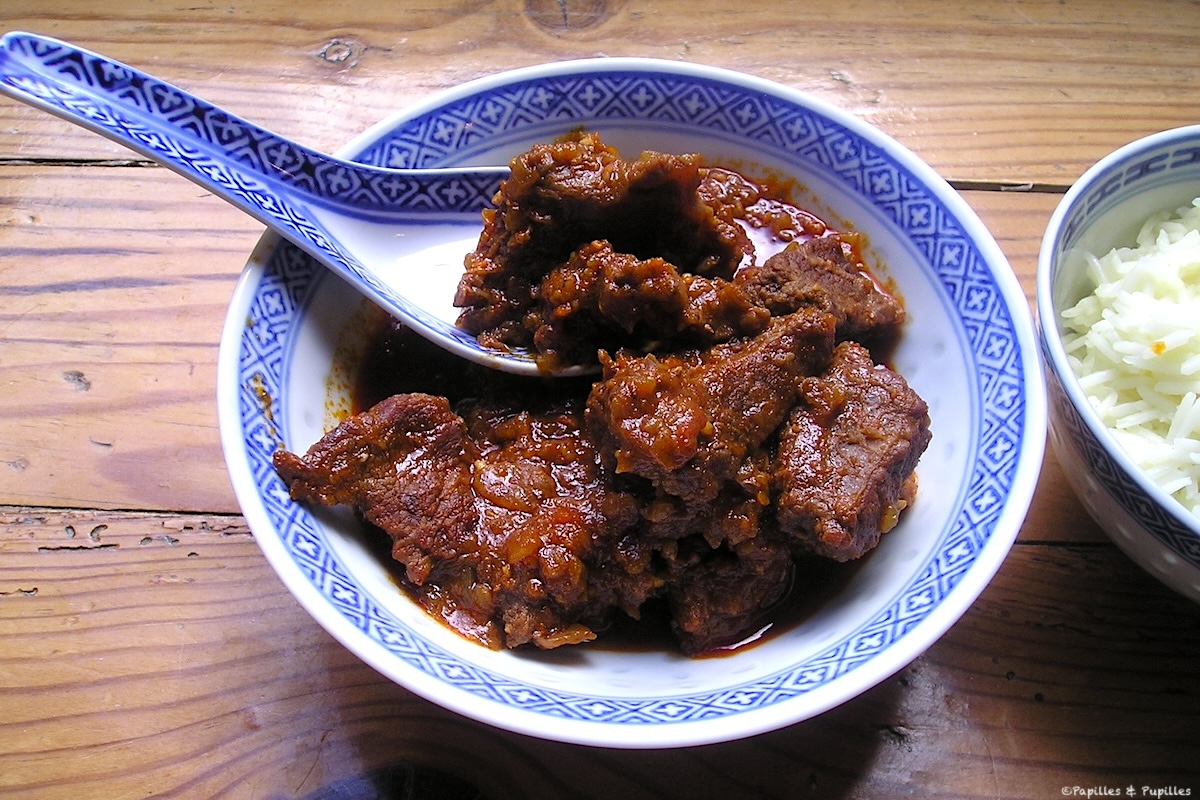 Bœuf au saté servi bien chaud avec une sauce nappante
