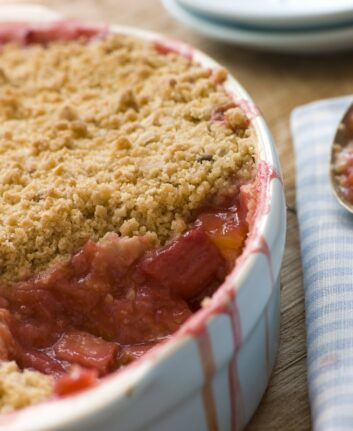 Crumble orange rhubarbe sans oeufs © Monkey Business Images shutterstock