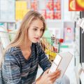 Lecture des ingrédients © Stokkete shutterstock