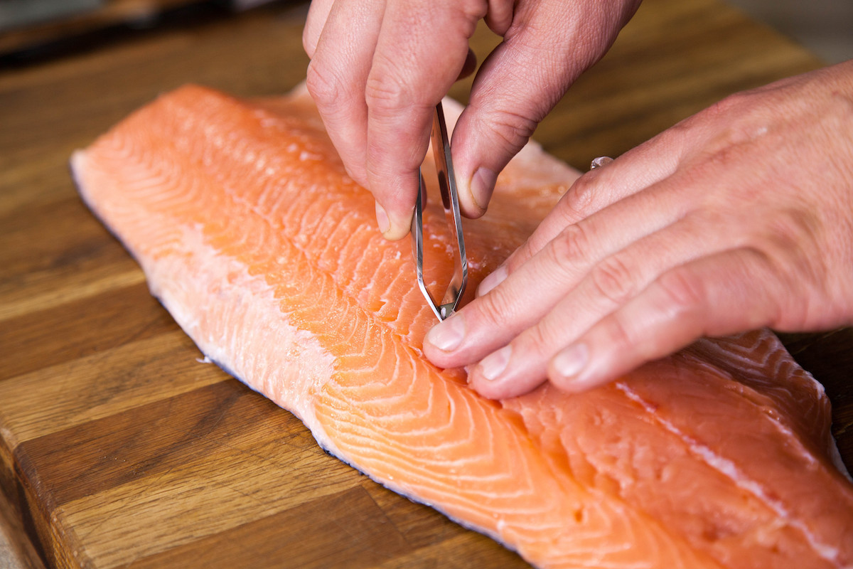 Pince à arêtes de poisson ©FotoCuisinette shutterstock
