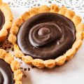 Tarte au chocolat noir et au caramel demi sel sans œufs ©Shebeko Shutterstock