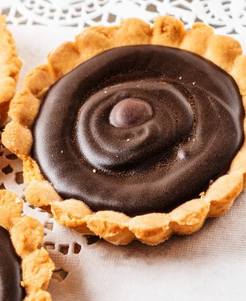 Tarte au chocolat noir et au caramel demi sel sans œufs ©Shebeko Shutterstock