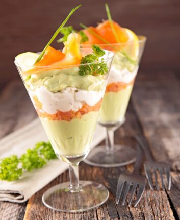 Verrine saumon fumé avocat sauce onctueuse ©shutterstock
