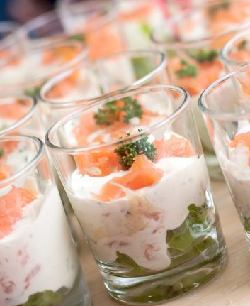 Verrines de saumon fumé et kiwi ©NeydtStock shutterstock