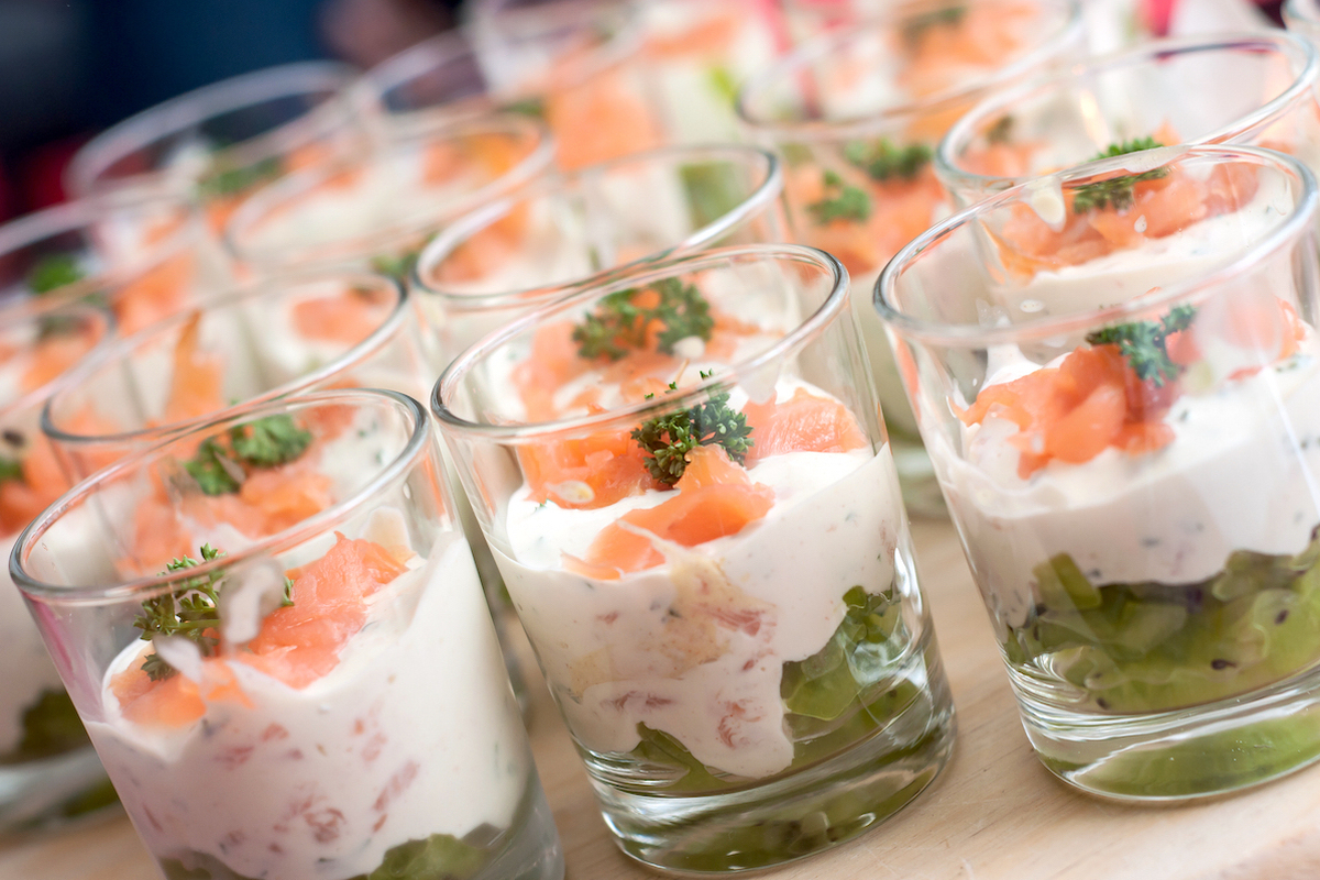 Verrines de saumon fumé et kiwi ©NeydtStock shutterstock