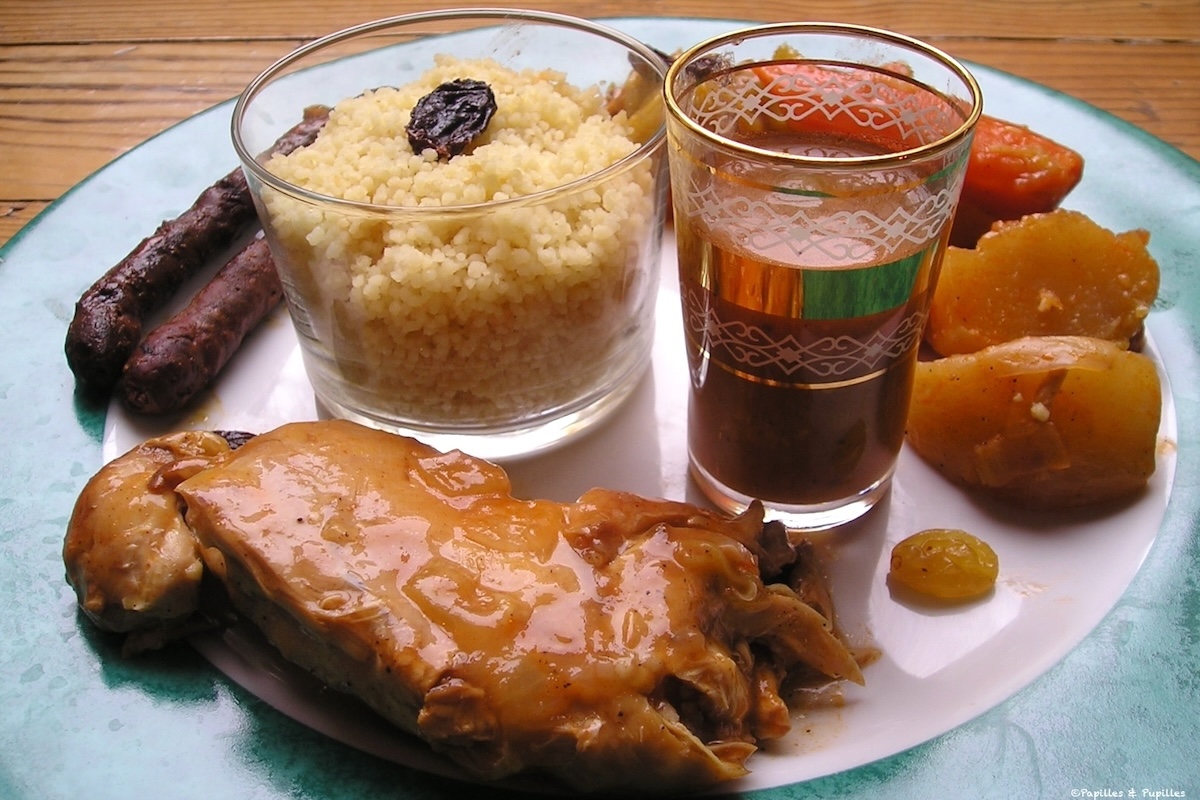 Plat de couscous maison généreux avec agneau, poulet et légumes © Papilles et Pupilles