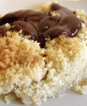 Crumble aux poires, sauce chocolat, sans oeufs