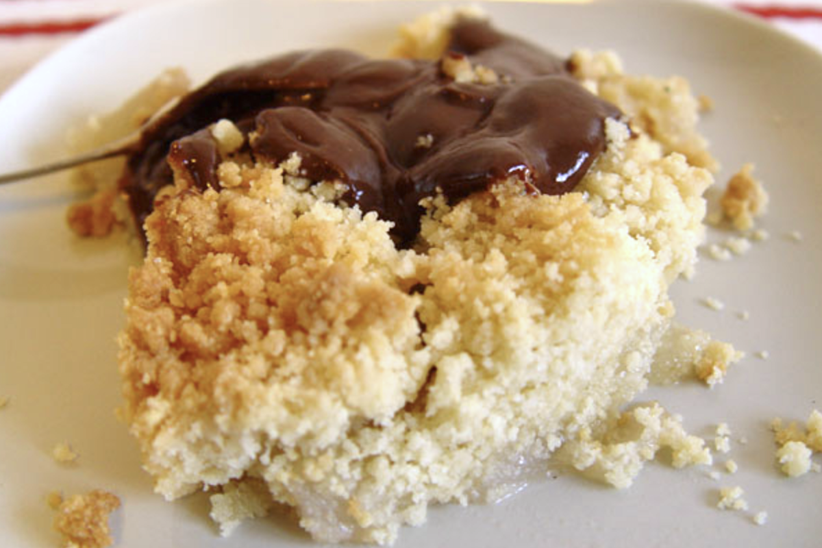 Crumble aux poires, sauce chocolat, sans oeufs