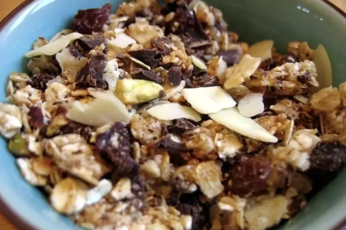 Granola au chocolat et aux fruits secs sans oeufs