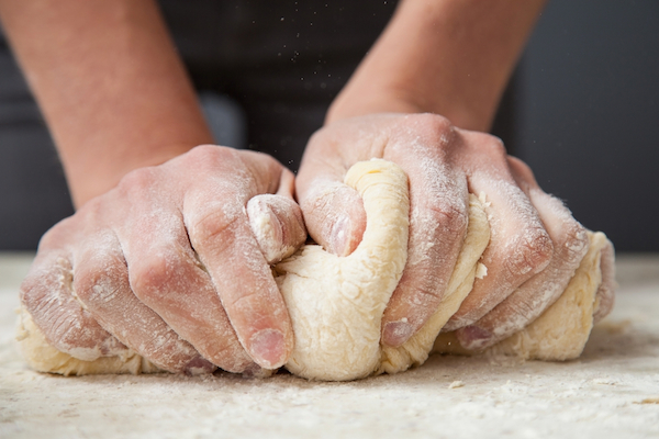 Pétrissage pâte à pain ©Maryna Pleshkun - Shutterstock