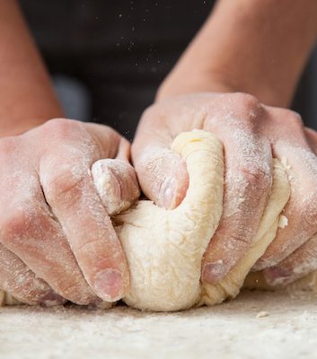 Pétrissage pâte à pain ©Maryna Pleshkun - Shutterstock