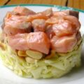 Tartare de saumon, coleslaw et pignons de pins