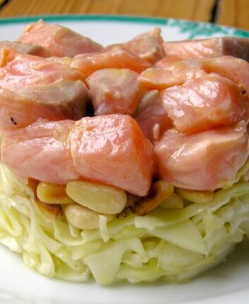 Tartare de saumon, coleslaw et pignons de pins