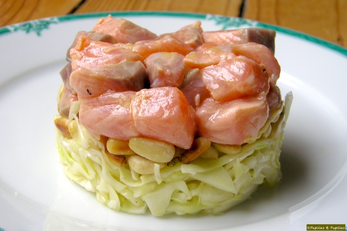 Tartare de saumon, coleslaw et pignons de pins