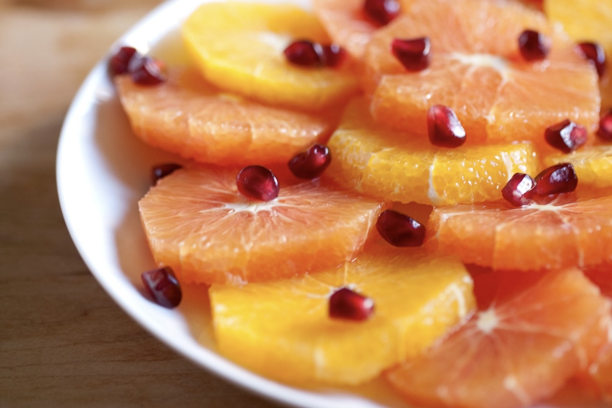 Salade d’oranges et grenade au miel, dessert frais et croquant