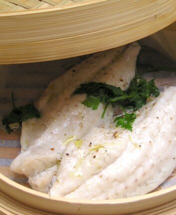 Filets de bar (loup) à la vapeur, parfumé à l'anis