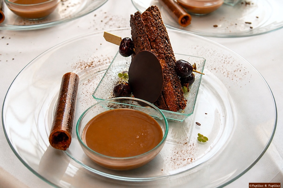 Soupe froide chocolat-lard au piment d'Espelette servie en verre
