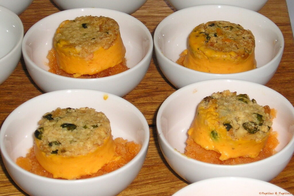 Granité de vinaigre blanc, bavaroise de carottes et crumble aux fruits secs