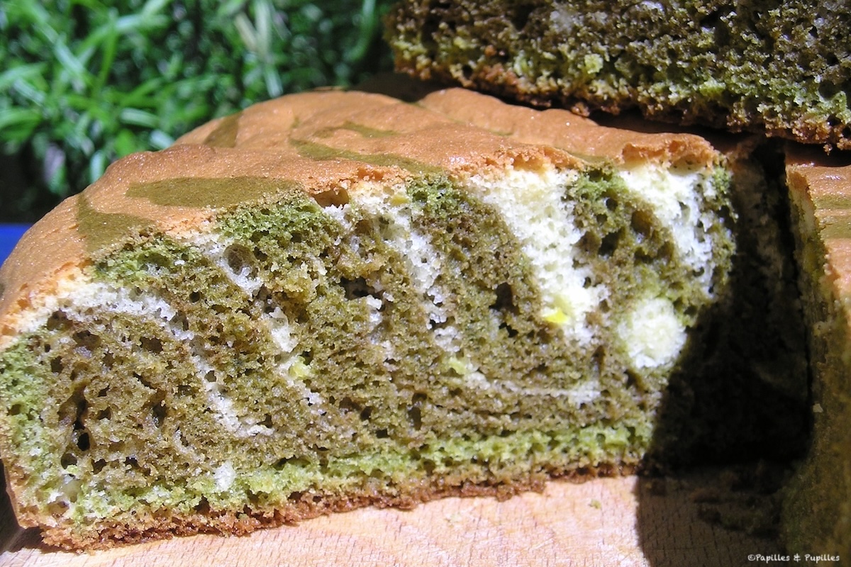 Marbré matcha citron refroidi sur une grille, marbrage vert matcha et jaune citron