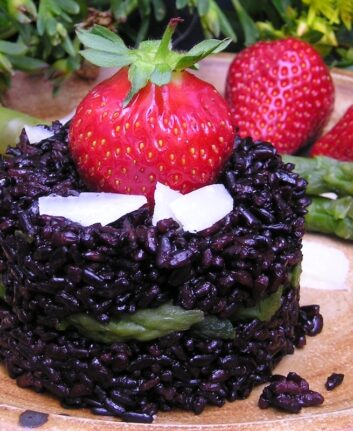 Riz noir aux fraises et asperges