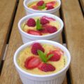 Petites crèmes aux fraises, framboises et cardamome