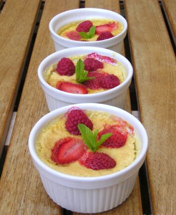 Petites crèmes aux fraises, framboises et cardamome