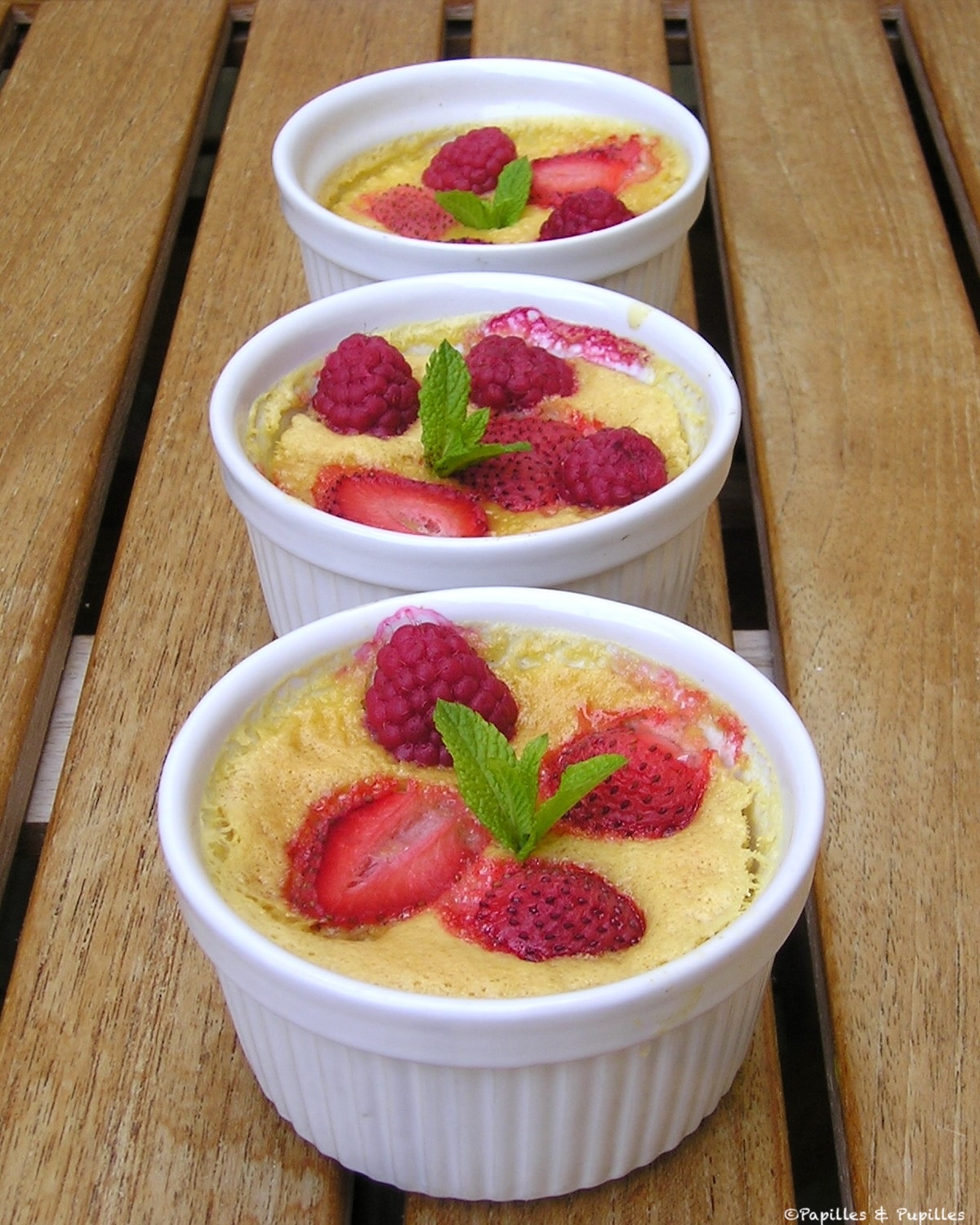 Petites crèmes aux fraises, framboises et cardamome