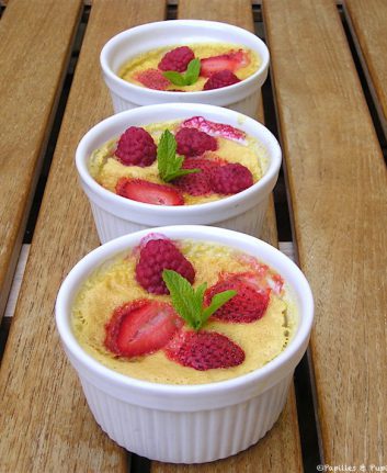 Petites crèmes aux fraises, framboises et cardamome