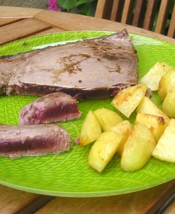 Steak de thon mi-cuit et country potatoes