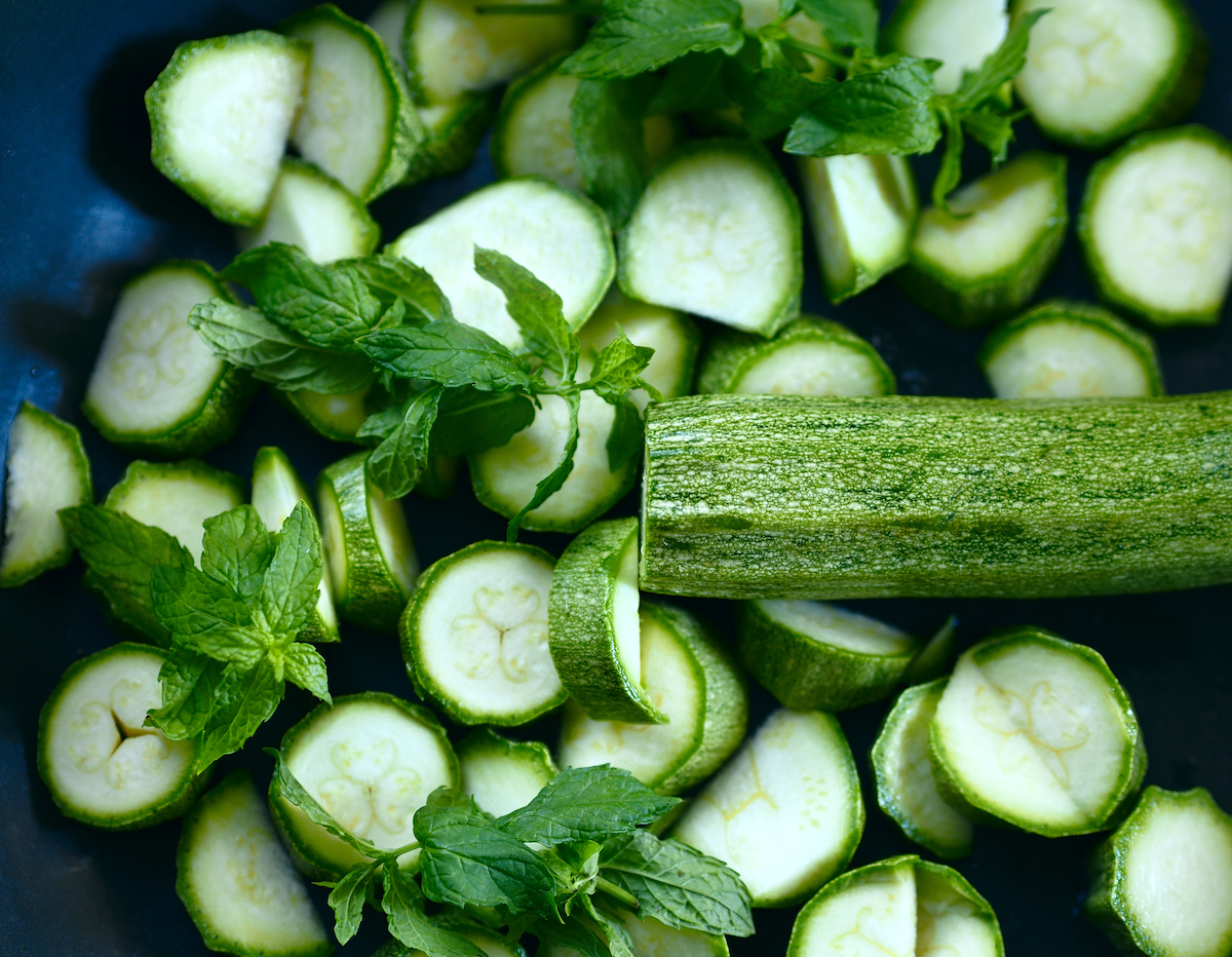 Courgettes en rondelles et menthe fraîche sur plan de travail
